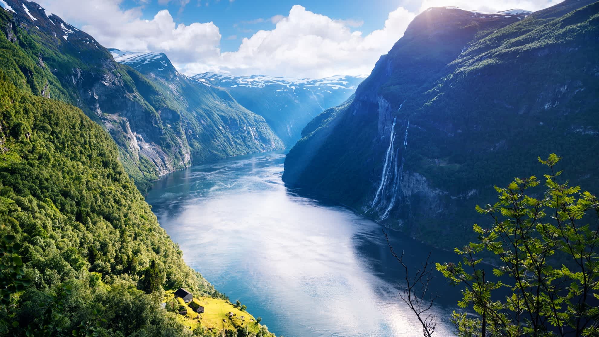 Blick auf den Geirangerfjord und die Seven Sisters Wasserfall, Norwegen.