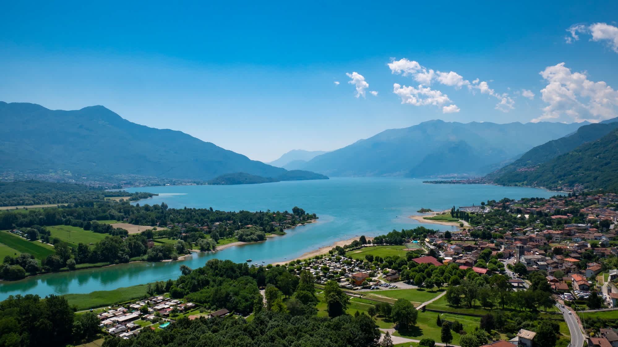 Paysage du lac de Côme depuis le village de Sorico, en Lombardie, en Italie.

