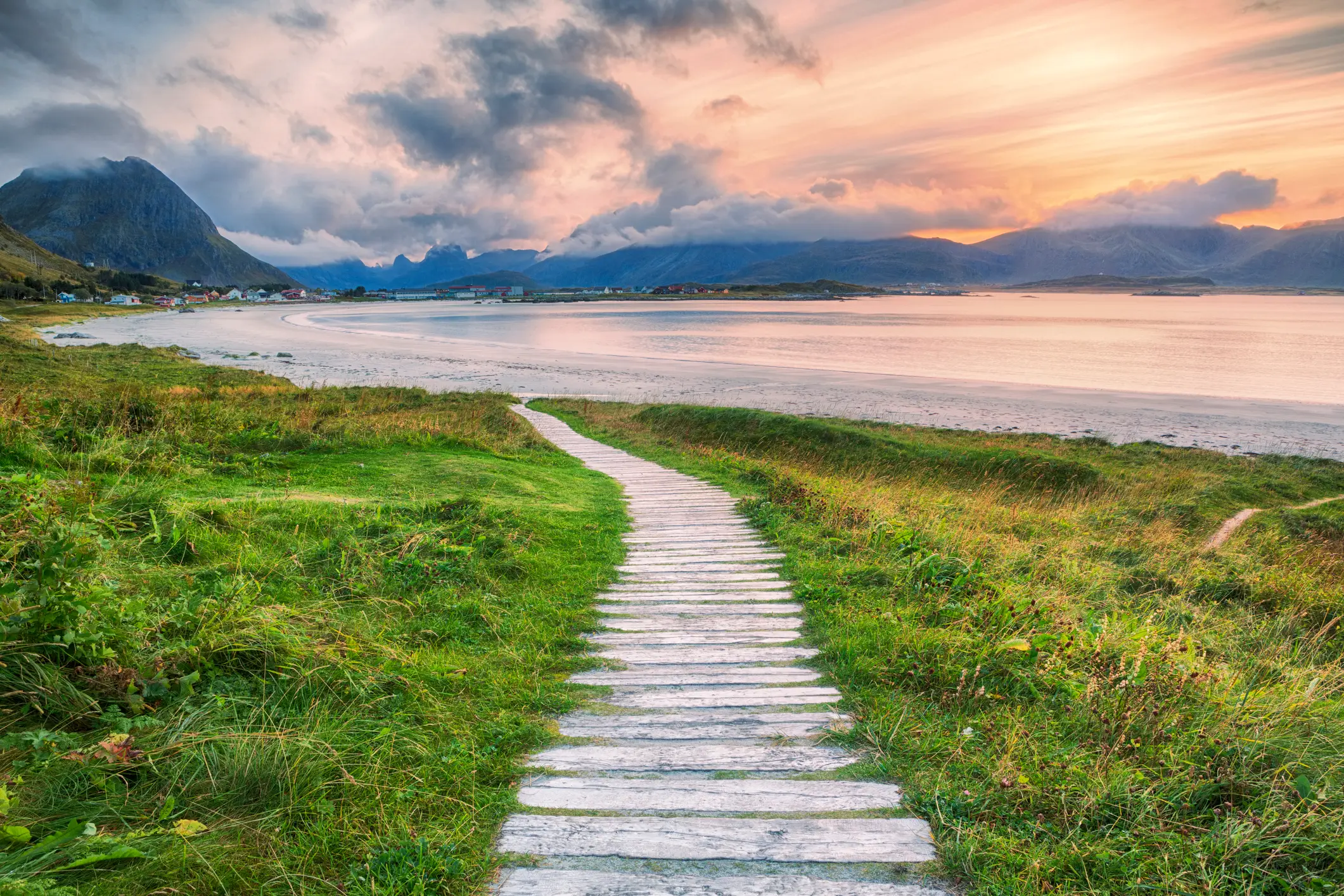 Sentier vers la plage de Ramberg, Lofoten, Norvège.