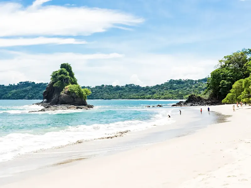 Costa Rica, Manuel Antonio Plage de sable blanc avec une eau claire et une végétation luxuriante. Manuel Antonio, Costa Rica.