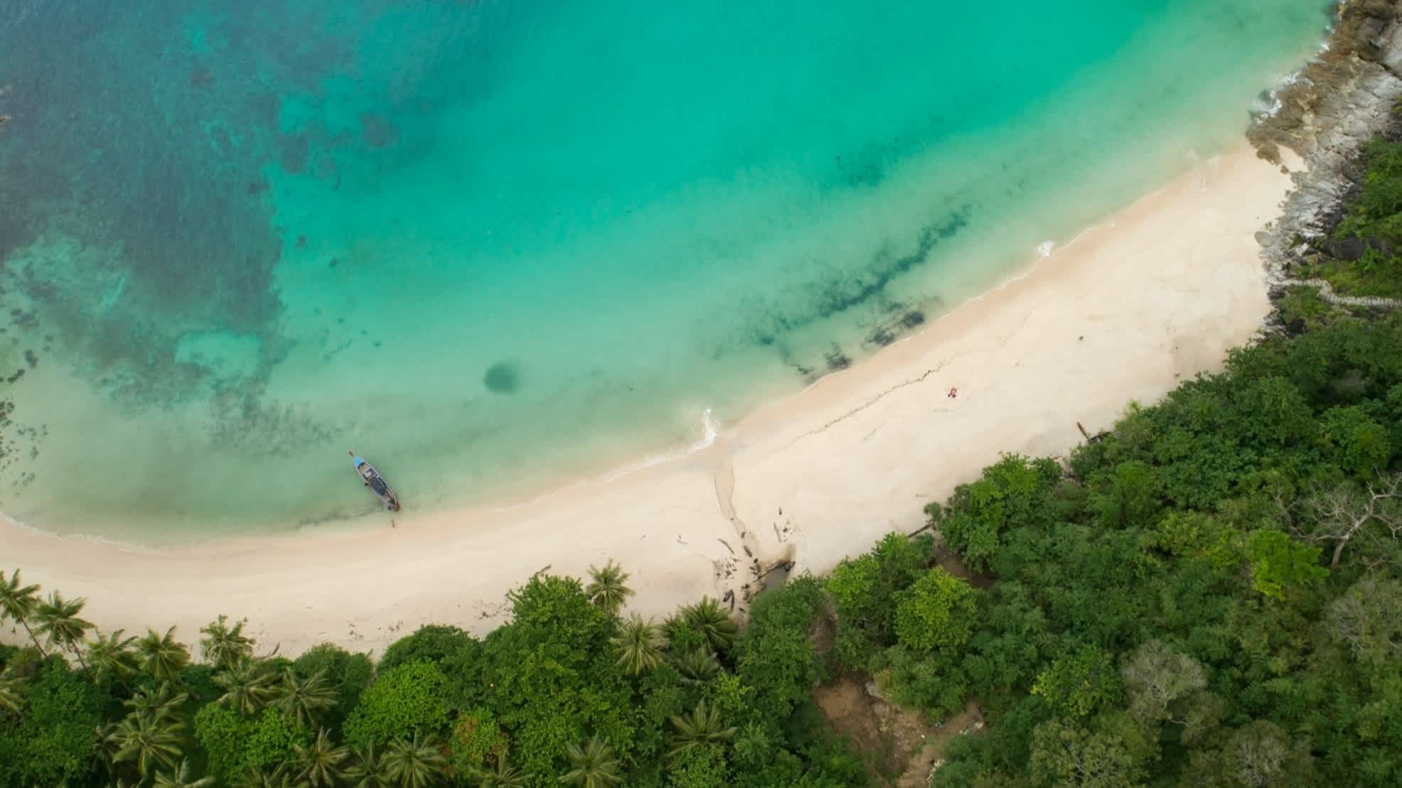Luftaufnahme des paradiesischen Freedom Beach auf Phuket mit türkisblauem Meer, Sandstrand und üppigem Grün.
