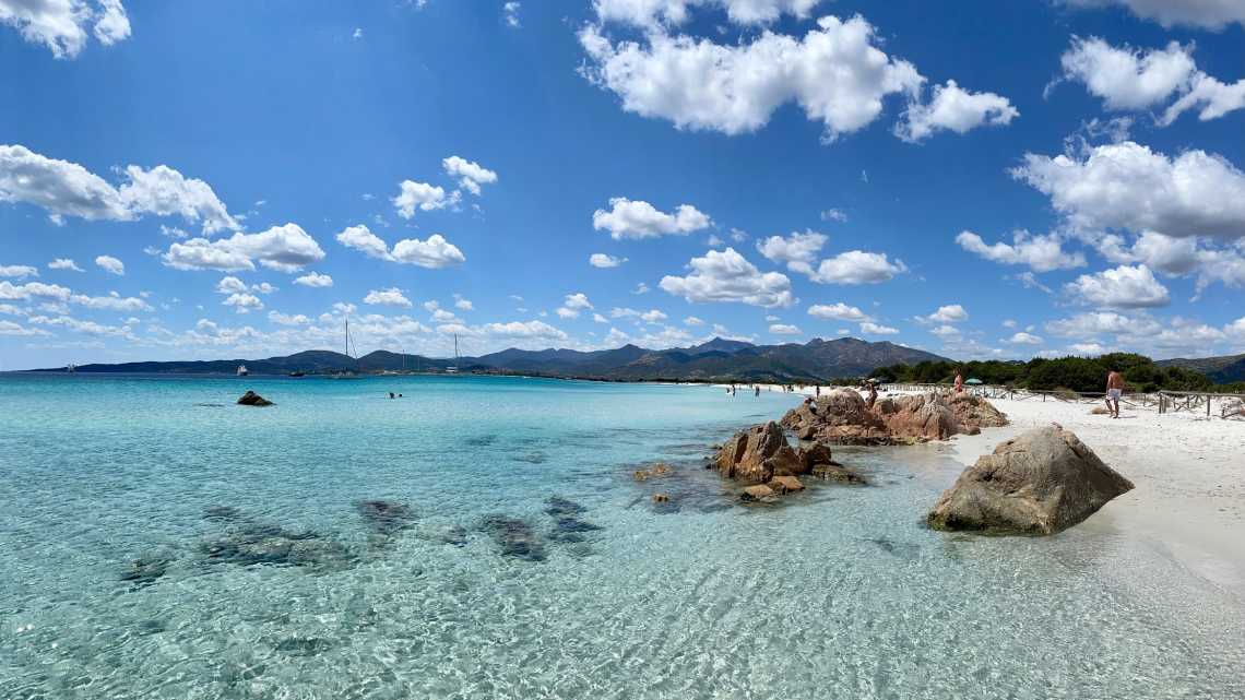 Eau de mer claire et transparente en Sardaigne sur la plage de La Cinta