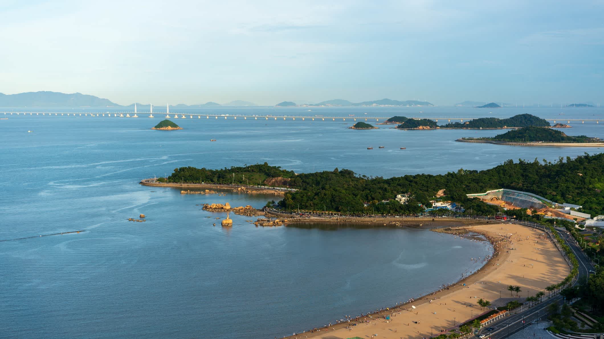 Vue aérienne avec un pont en arrière-plan sur la plage de Xianglu Bay à Zhuhai, Chine