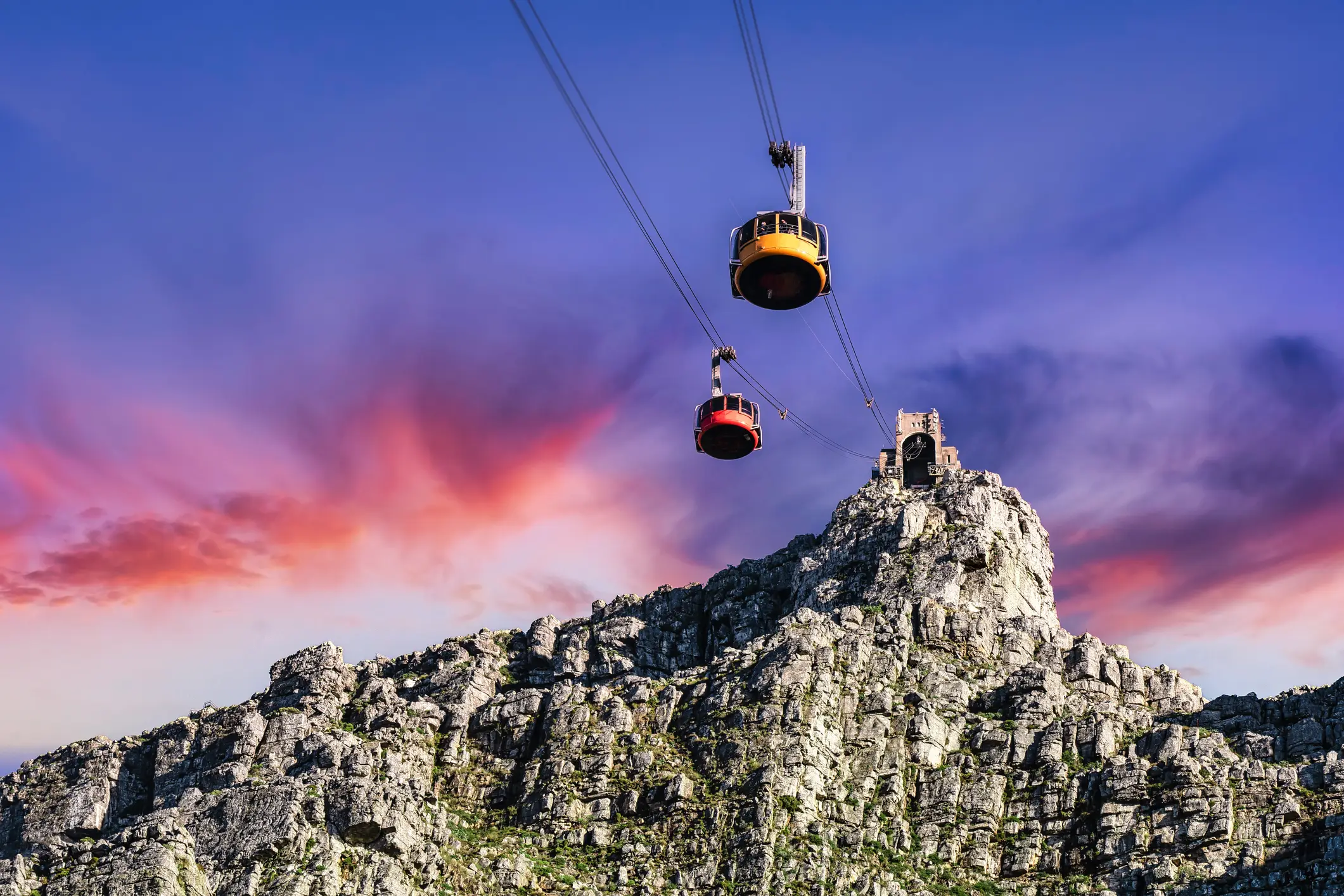 Südafrika, Kapstadt, Tafelberg Seilbahn Tafelberg-Seilbahnen unter strahlend rotem Himmel - Tolles Outdoor-Abenteuer und Reise-Urlaubsziel, Kapstadt, Süd
