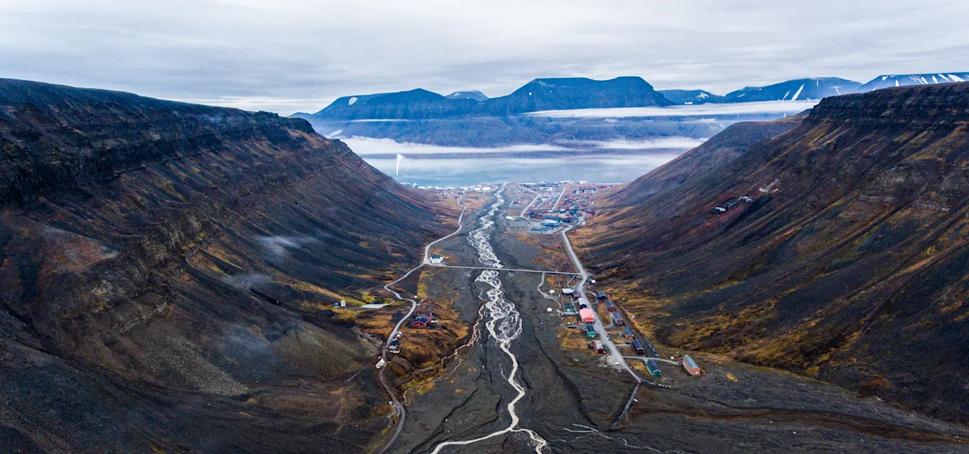 Longyearbyen, vallée avec montagnes et lit de rivière. Svalbard, Norvège.