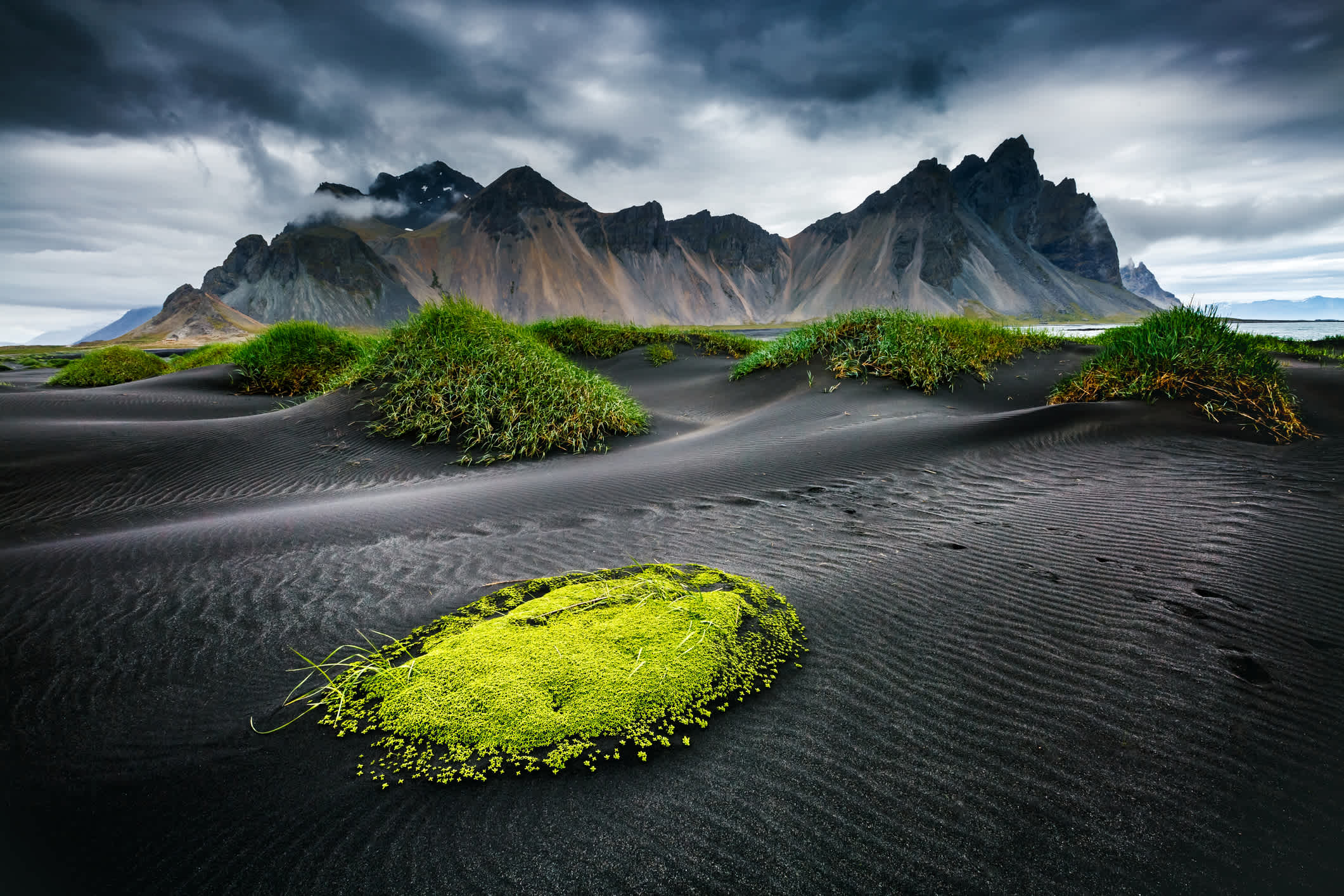 Schwarzer Strand am Kap Stokksnes, Vestrahorn in Island.