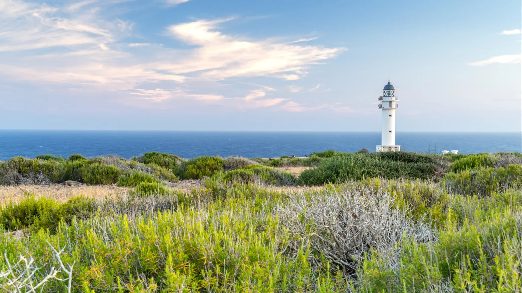 Leuchtturm vor blauem Himmel auf Formentera, Spanien

