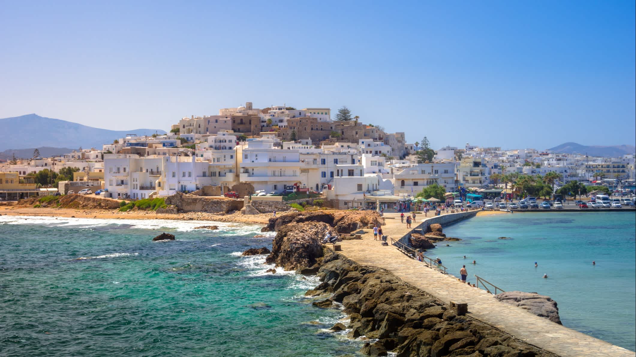 Blick auf die Insel Naxos, Griechenland, mit Uferpromenade und Sandstrand.