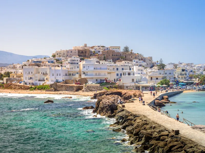Naxos Strand, Griechenland Atemberaubender Blick auf die Insel Naxos, Griechenland, mit Uferpromenade und Sandstrand