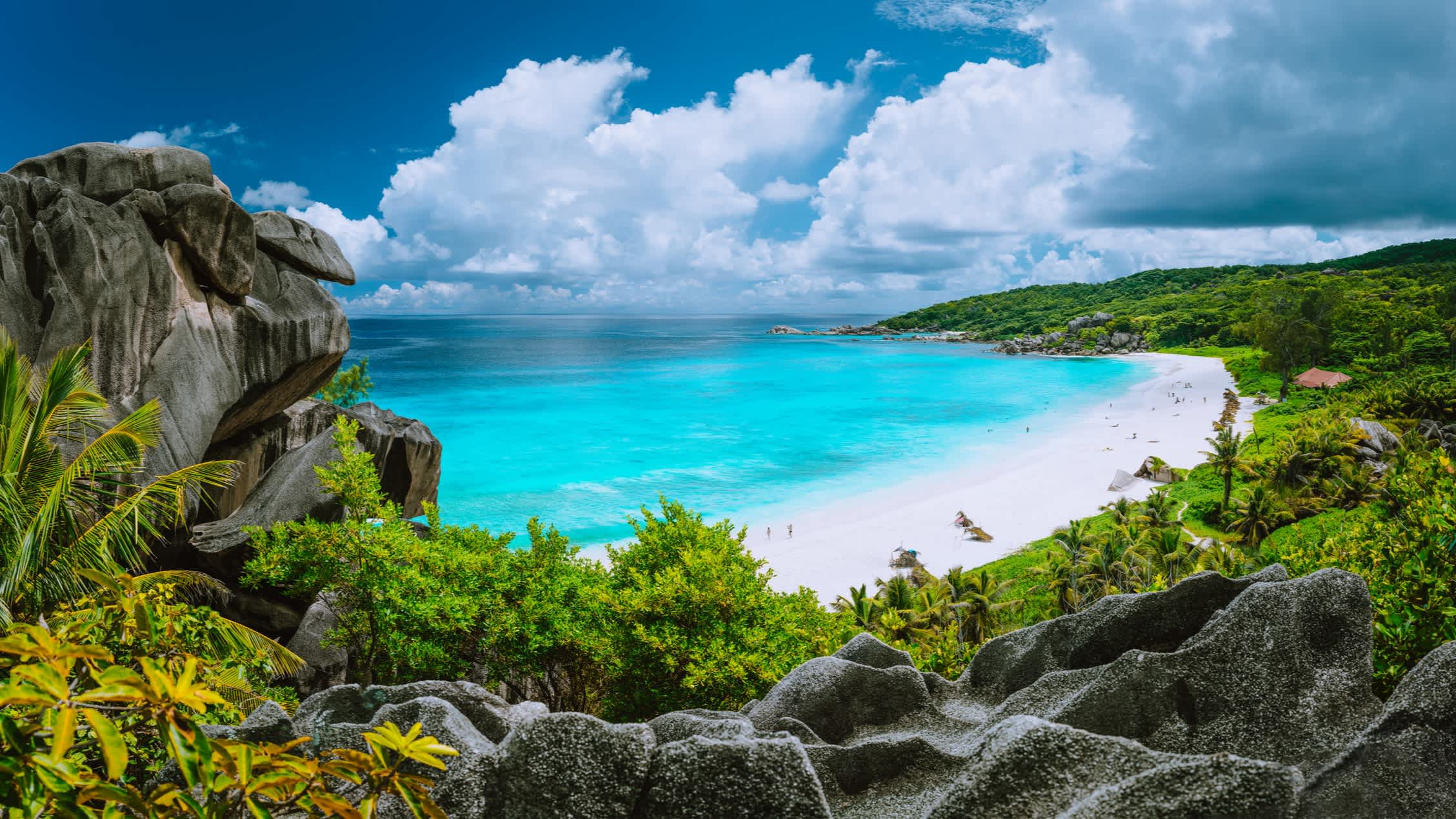 Malerische Panoramaaufnahme von Grand Anse, La Digue Insel, Seychellen.