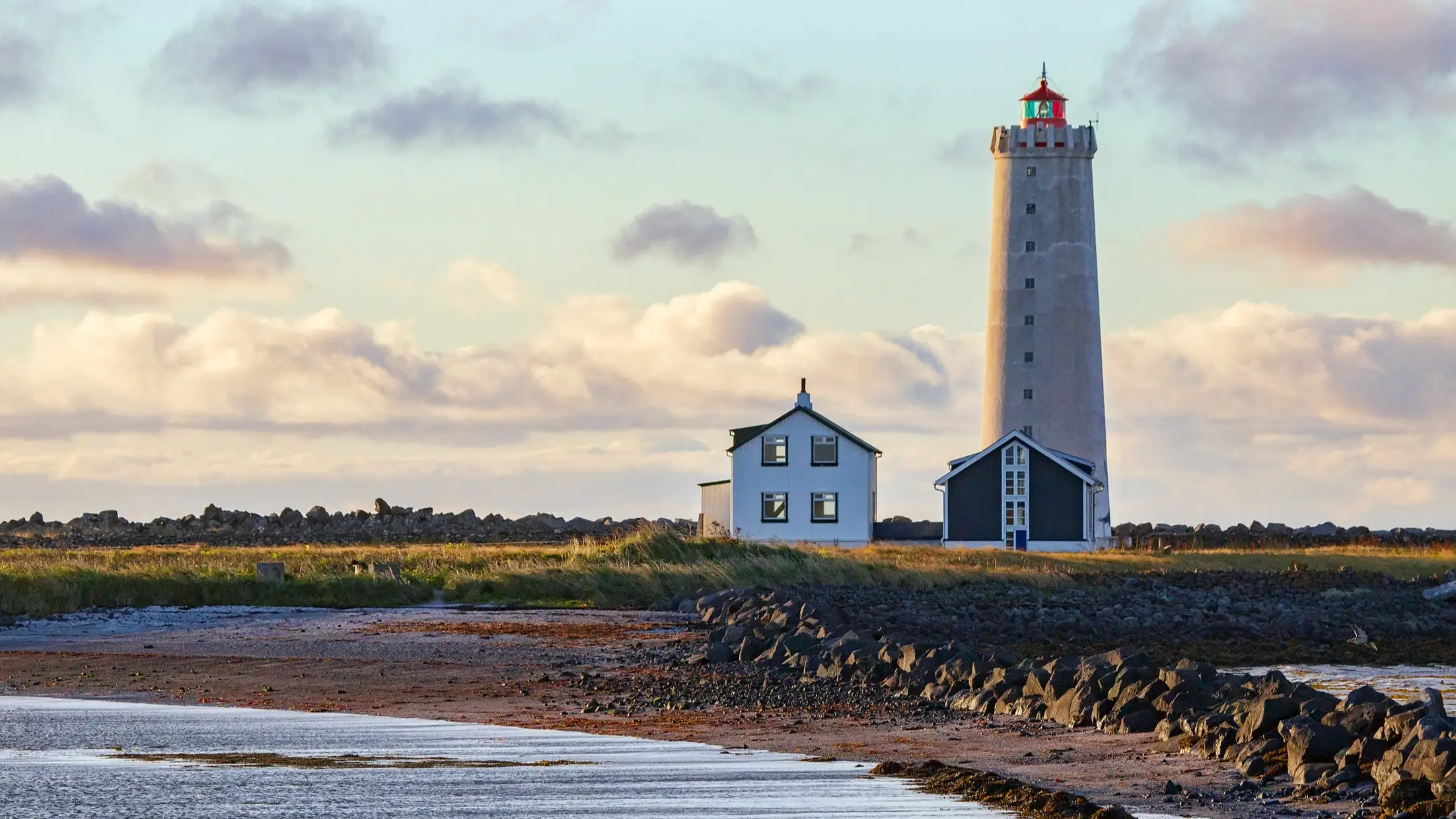 Islande, île de Grótta Phare sur la plage de l'île de Grótta en Islande.