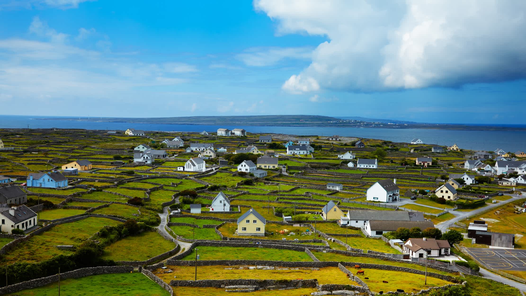 Panoramalandschaft der Insel Inisheer, Teil der Aran-Inseln, Irland.