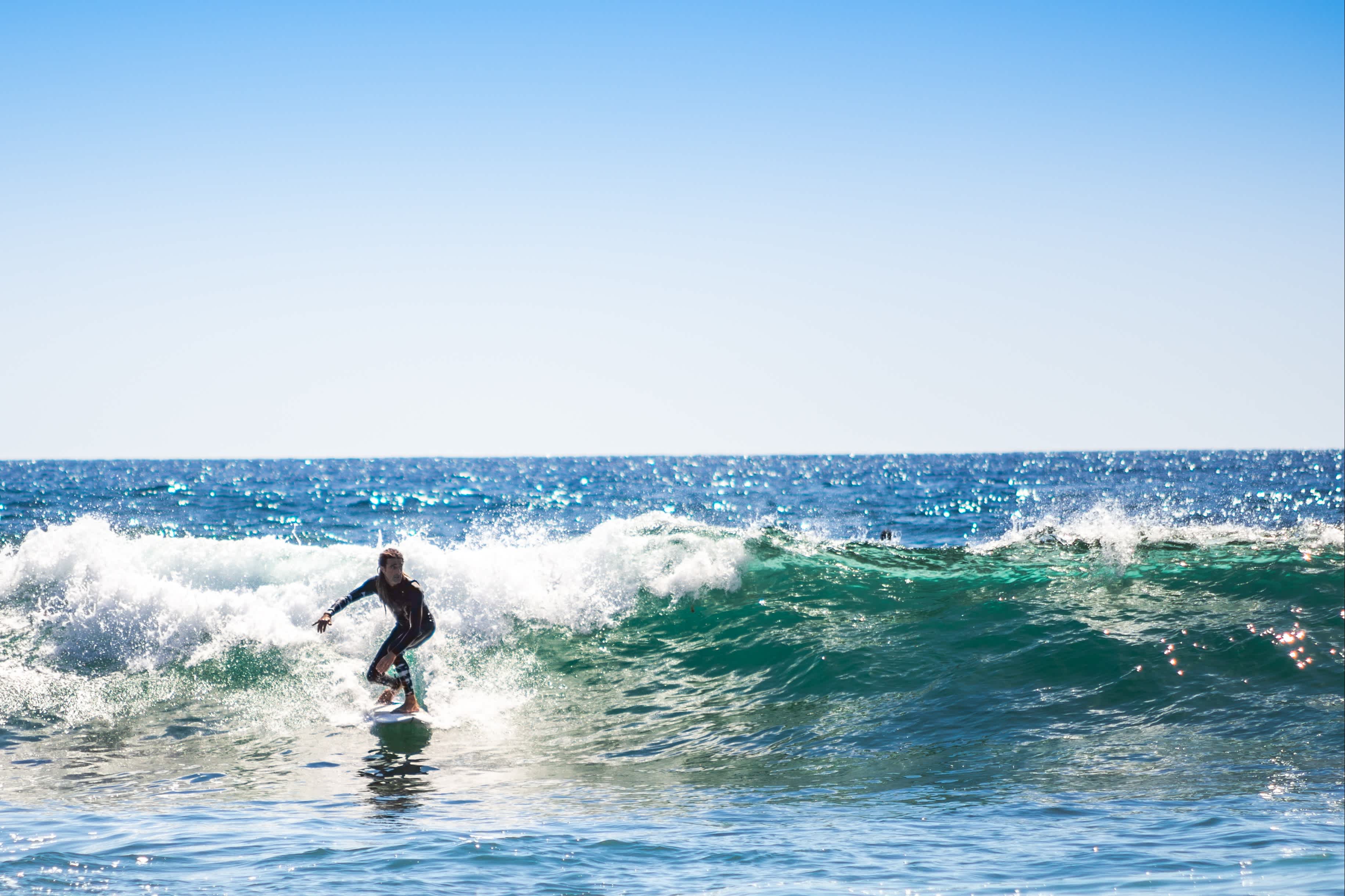 Un surfeur profite de la vague