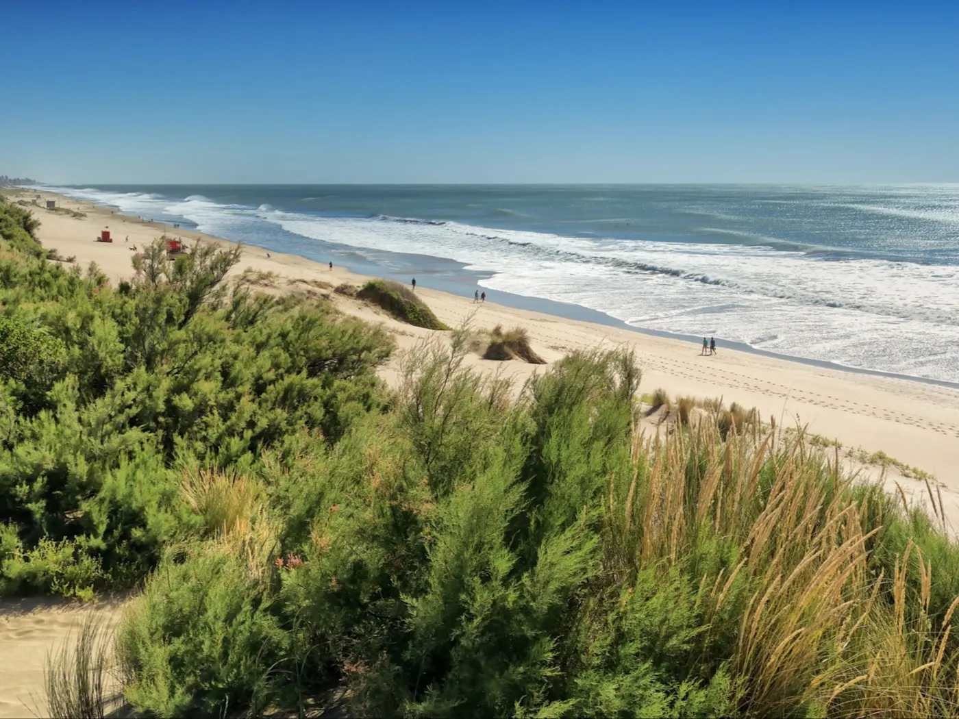 Mar del Plata, Argentinien Mar del Plata in Argentinien ist bekannt für seine weiten Sandstrände und das lebendige Küstenflair, ideal für Sonnenanbeter und Spaziergänger