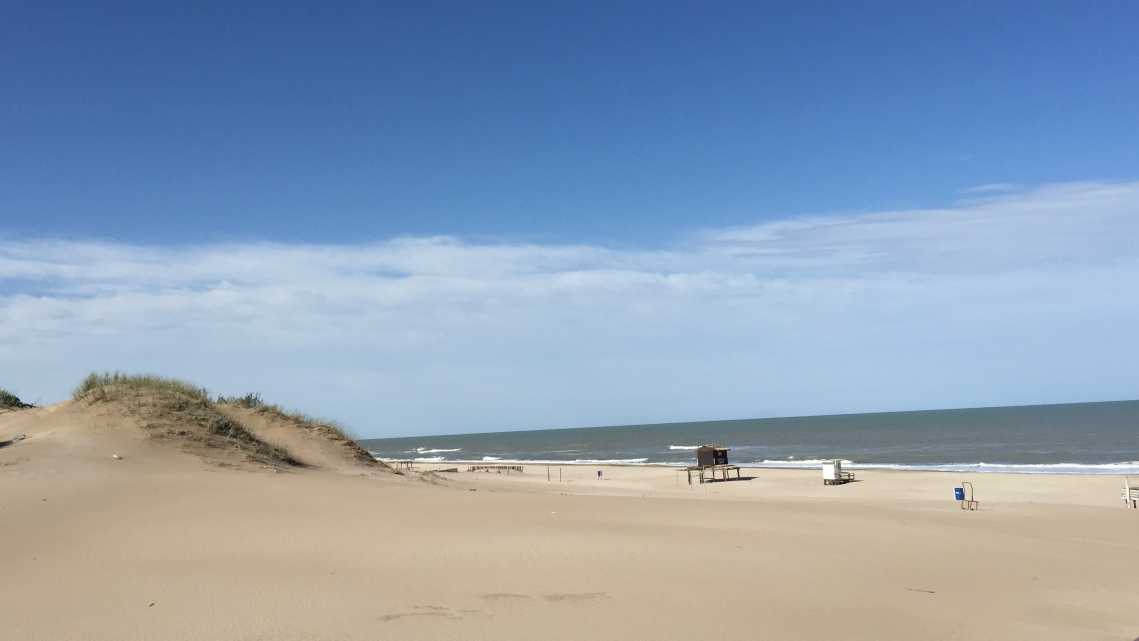 Paysage de la côte atlantique de l'Argentine, une grande étendue de sable avec des dunes