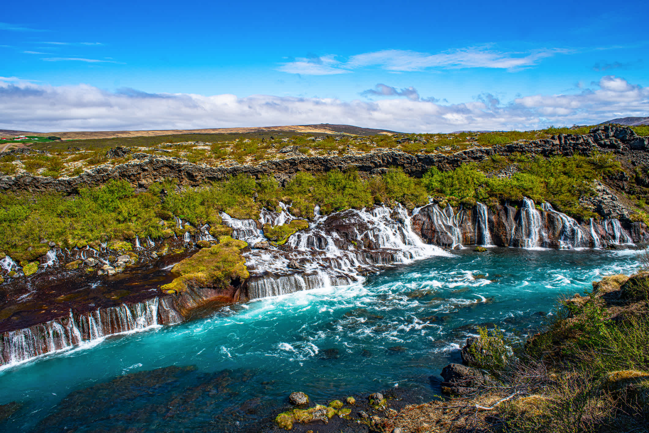 Blick auf den Hraunfossar-Wasserfall auf dem sogenannten Silver Circle in Island. 