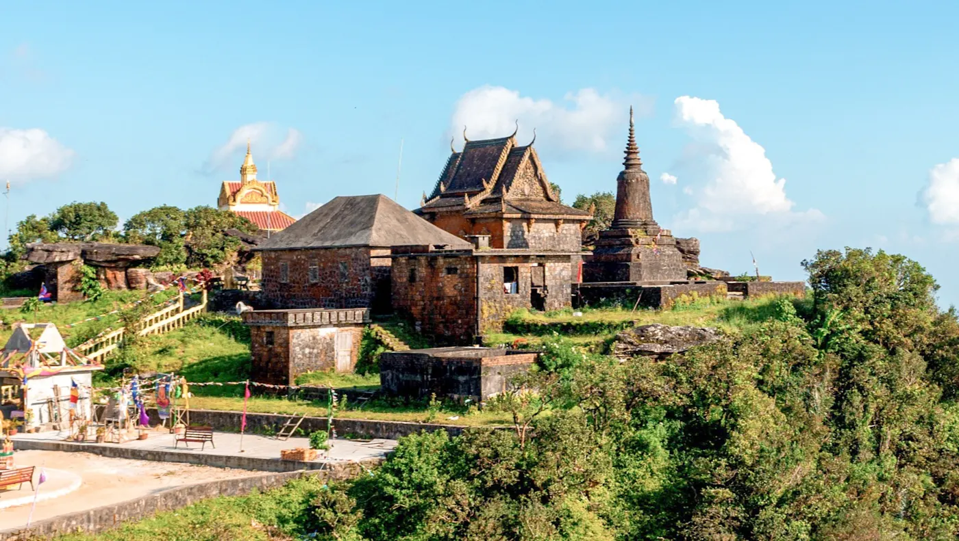 Cambodge, Kampot, Bokor, Ancien temple Ancien temple sur le mont Bokor entouré de verdure. Kampot, Bokor, Cambodge.