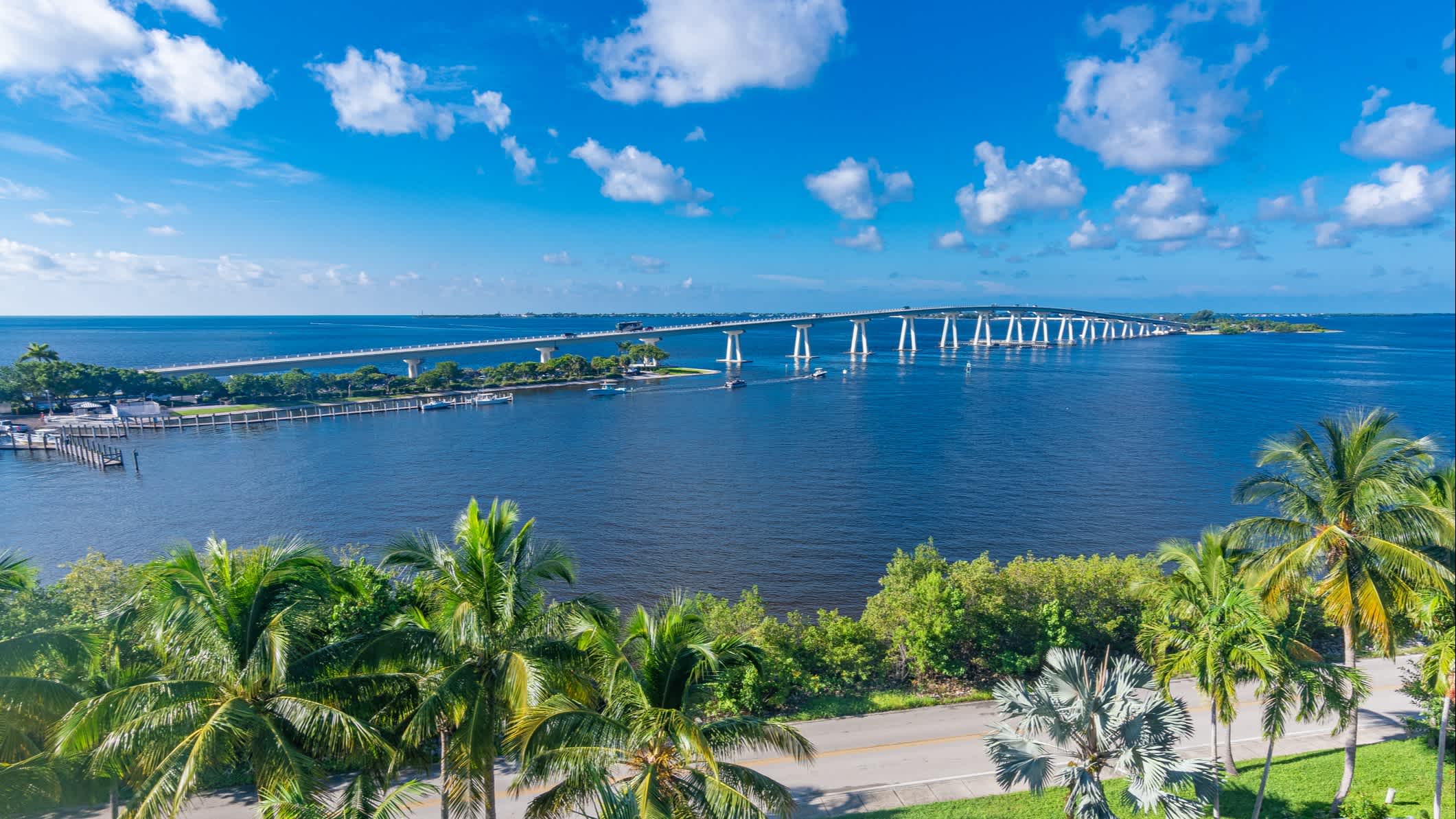 Blick auf den Sanibel Island Causeway, der die Insel Sanibel mit Fort Myers, verbindet. Florida, USA.
