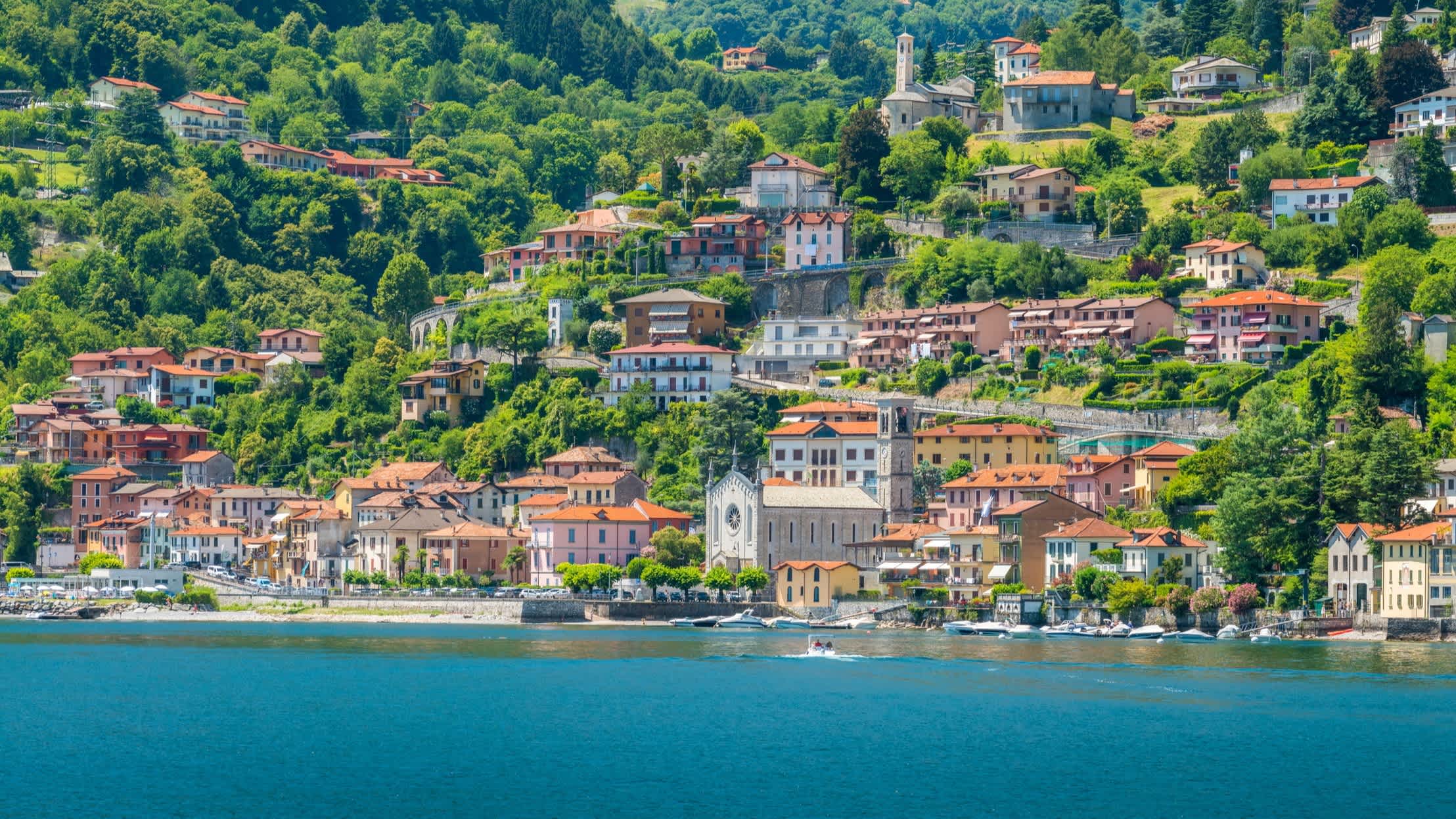 Blick zum Strand von Argegno am Comer See, Lombardei, Italien. 