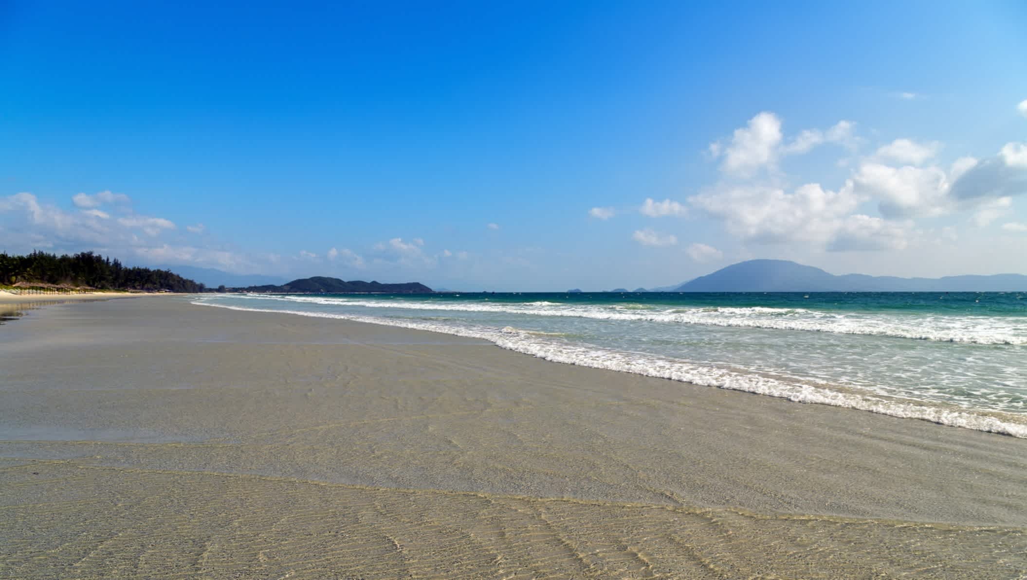 Vue sur le sable et l'eau de la plage de Doc Let à Nha Trang