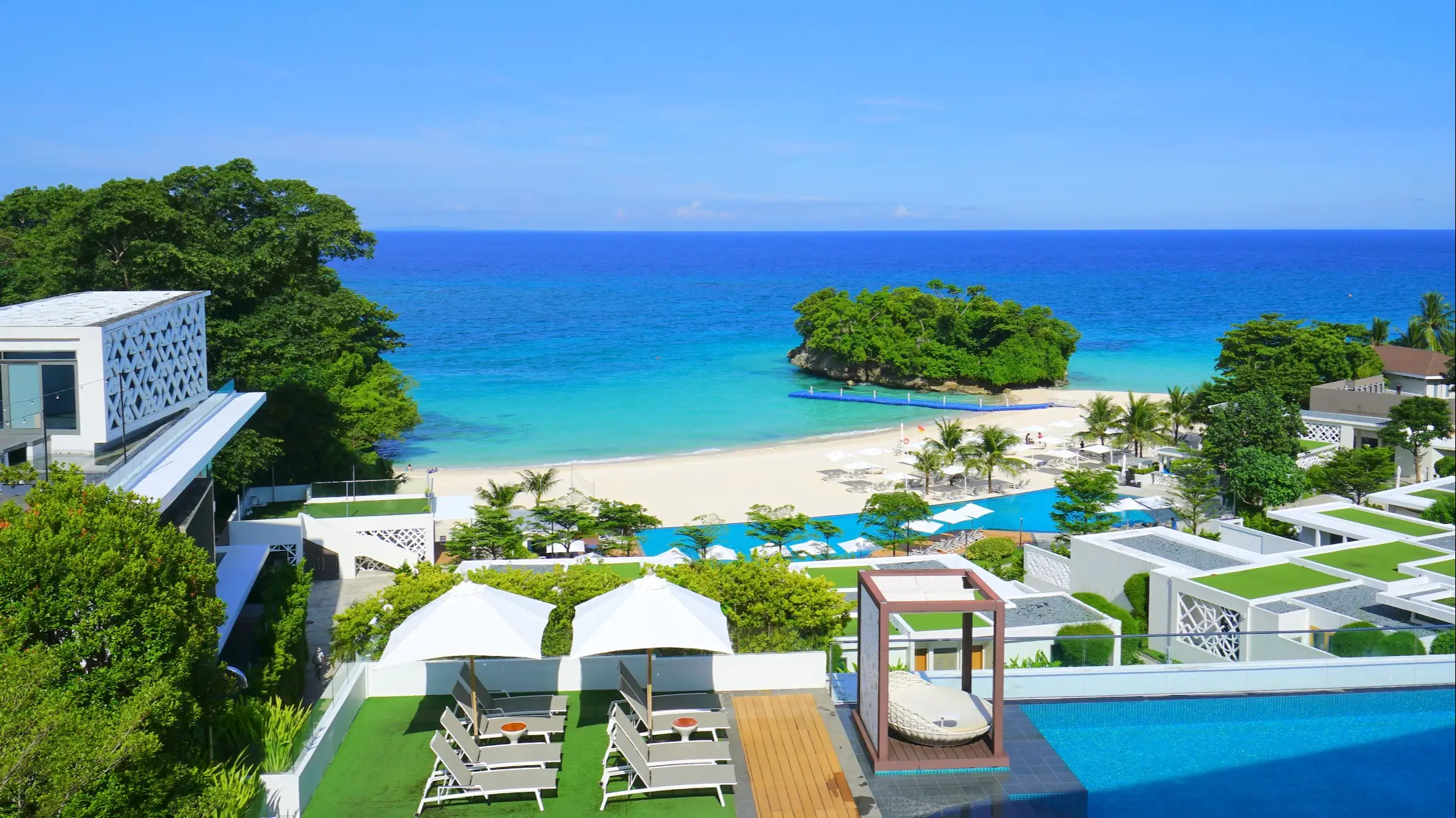 Boracay, Visayas, Philippinen Luxusresort mit Pool und Strandblick auf tropische Insel, Boracay, Visayas, Philippinen.
