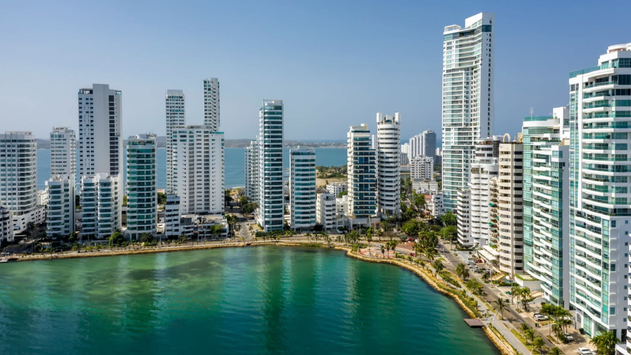 Luftaufnahme der Skyline weißer Wohnhochhäuser in Cartagenas prestigeträchtigem Stadtteil Castillogrande, Mexiko.