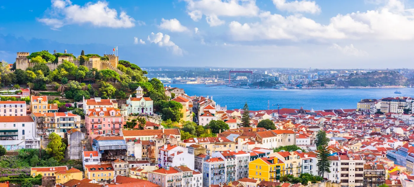 Portugal, Lissabon, Stadt Die Skyline von Lissabon bei schönem Wetter.