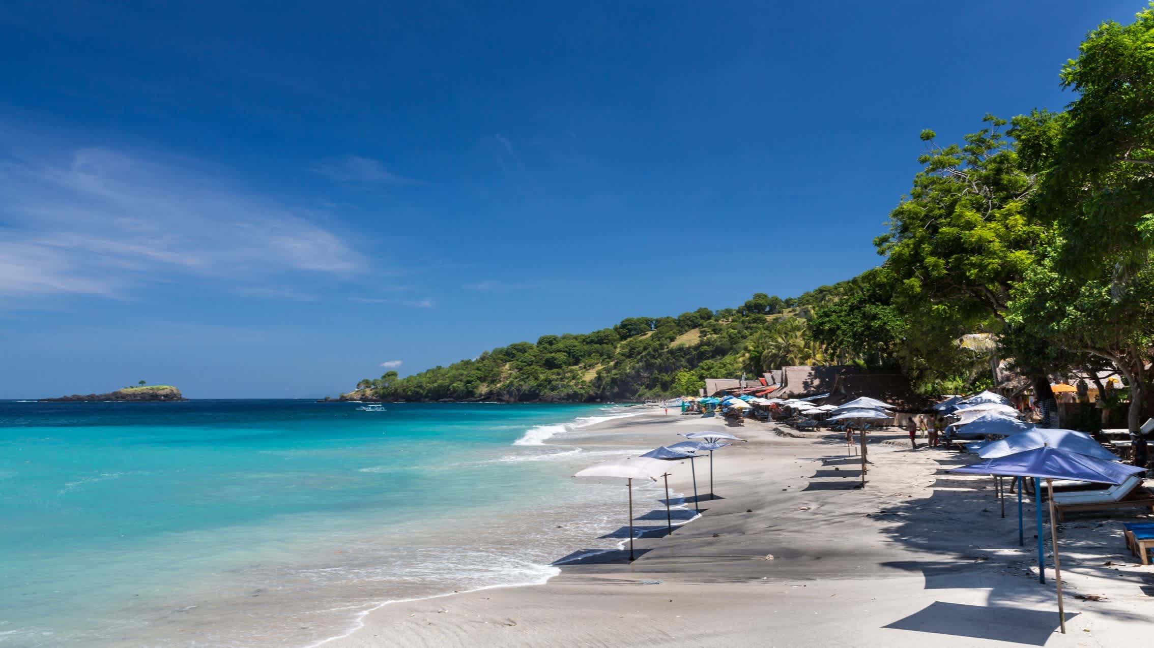 Aufnahme des Virgin Beach auf Bali, Indonesien bei Sonne und blauem Himmel.