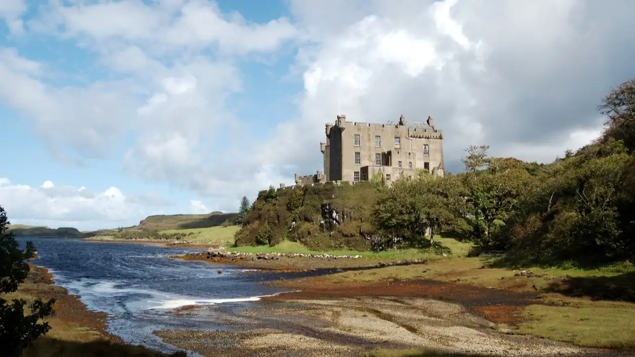 Dunvegan Castle und Hafen