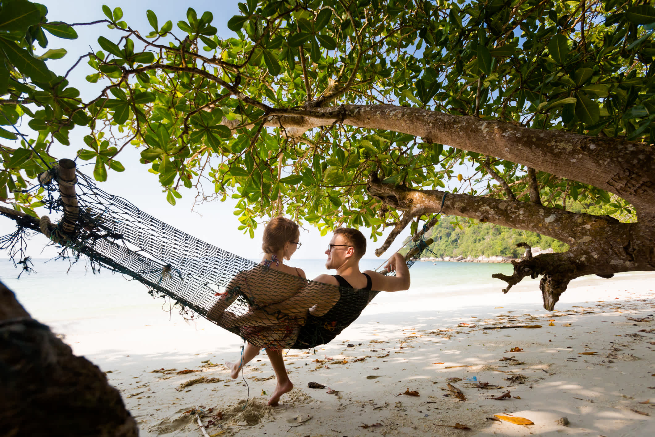 Ein Paar auf geheimen Strand von Pangkor-Island, Malaysia