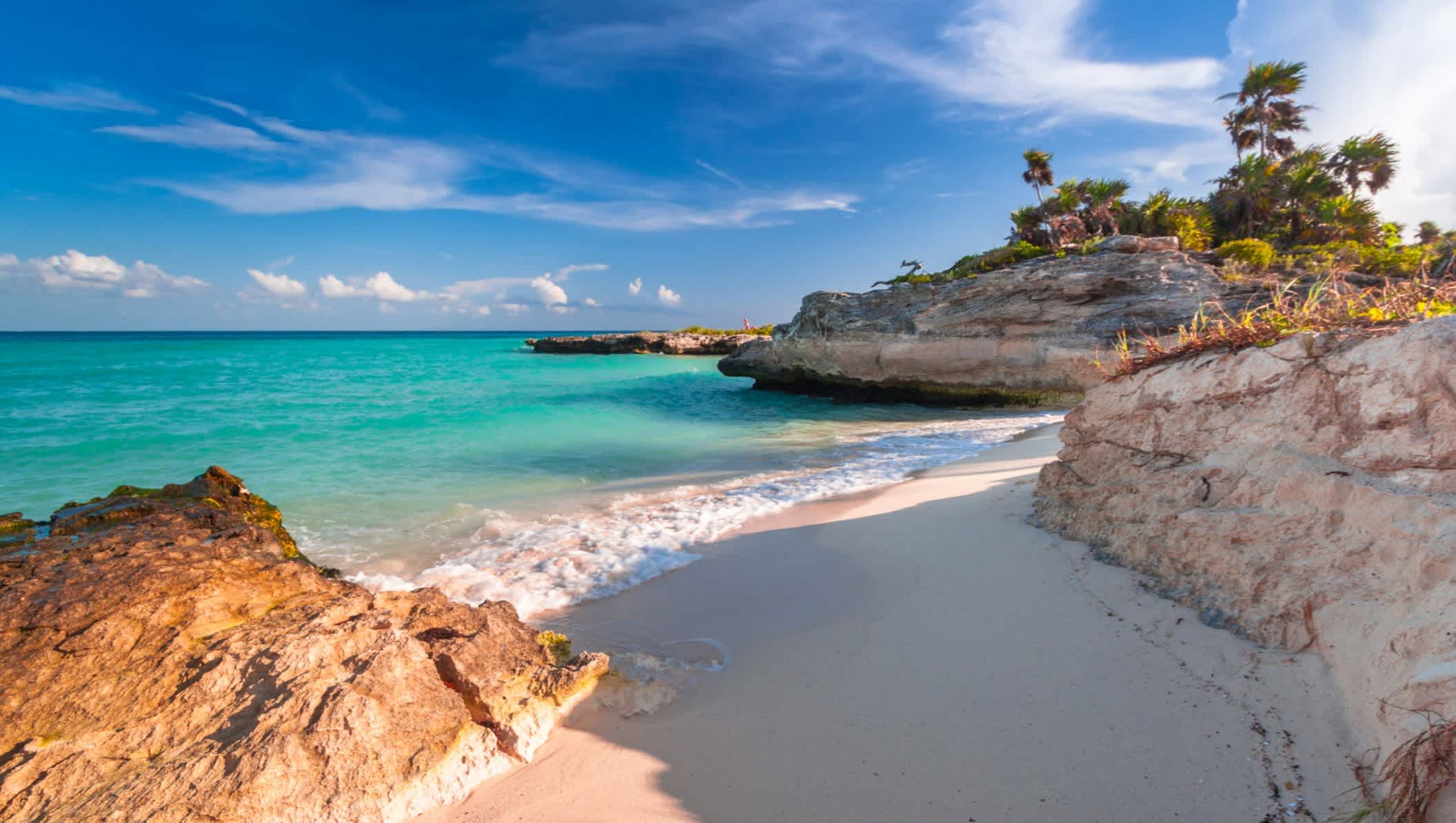 Strand am karibischen Meer in Playa del Carmen, Yucatan, Mexiko. 

