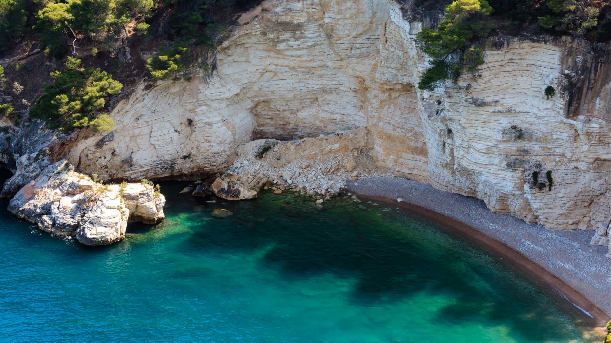 Plage d'été Cala di Porto Greco, Gargano, Pouilles, Italie