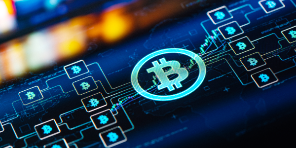 Bitcoin Symbol auf blauem Hintergrund