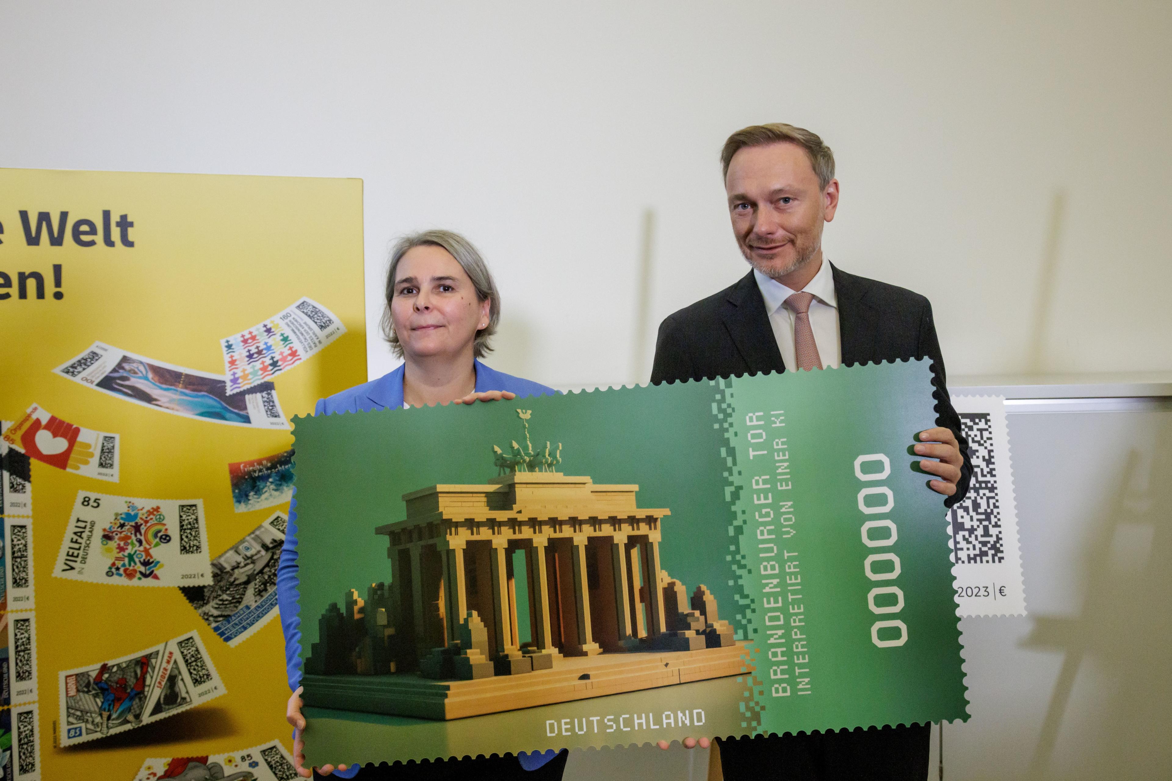 Christian Lindner präsentiert mit Nikola Hagleitner die Krypto-Briefmarke