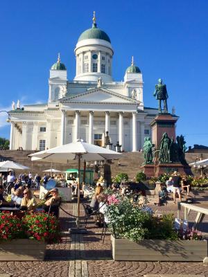 Senaatintorin terassi on kesällä täyttynyt ihmisistä.