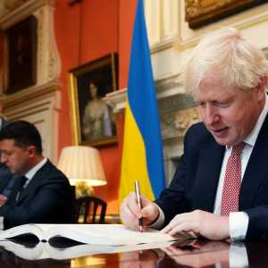 Prime Minister Boris Johnson signing the UK-Ukraine Political, Free Trade and Strategic Partnership, in 10 Downing Street. Picture by Pippa Fowles / No 10 Downing Street (CC BY-NC-ND 2.0)