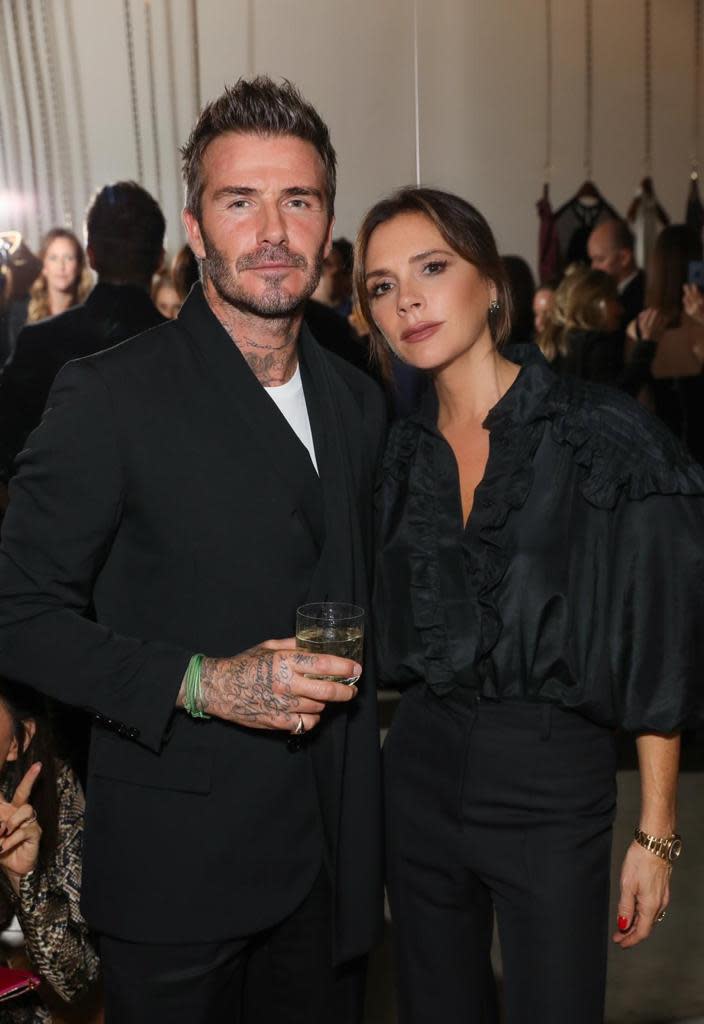 Victoria Beckham uwielbia minimalizm. Mimo to jej stylizacje zawsze przyciągają uwagę. W czym tkwi tajemnica?