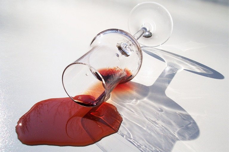 Plamy z czerwonego wina są bardzo popularne. Warto więc wiedzieć, w jaki sposób się ich pozbyć.