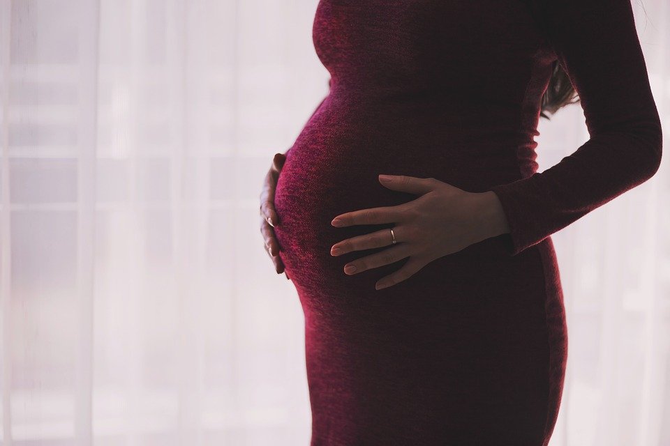 Ciążowe mdłości to problem wielu ciężarnych. Warto więc wiedzieć, jak sobie z nimi radzić!