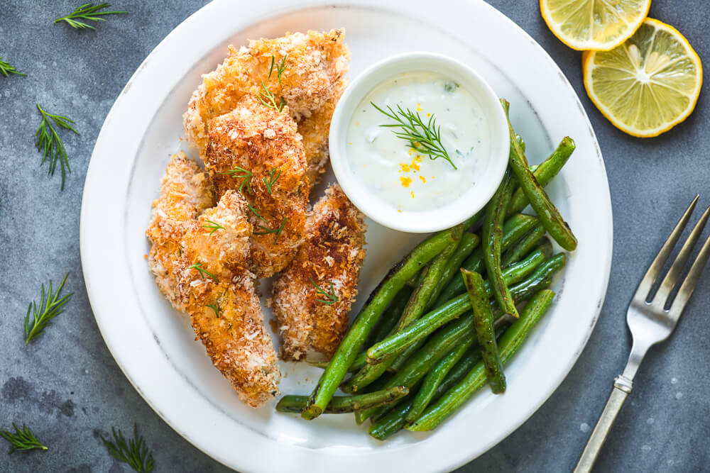 Crunchy chicken tenders with yogurt dip and green beans