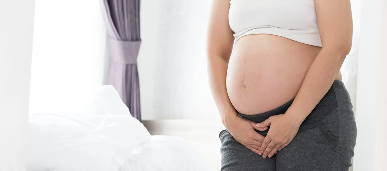 Kobieta w ciąży zachęca do oddania moczu