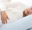 Kobieta w ciąży leżąca na łóżku