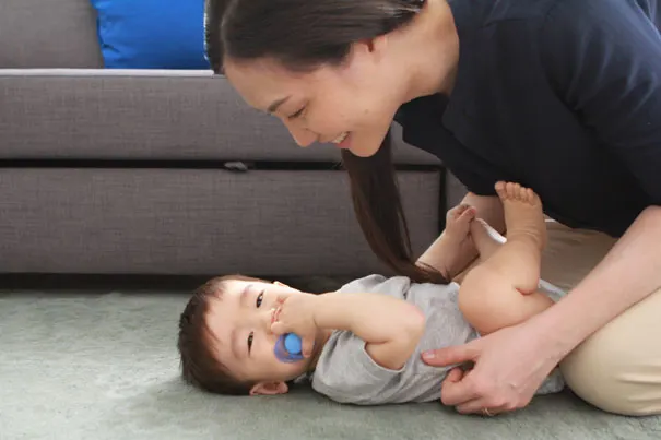 Tips for changing a crawling baby’s nappy