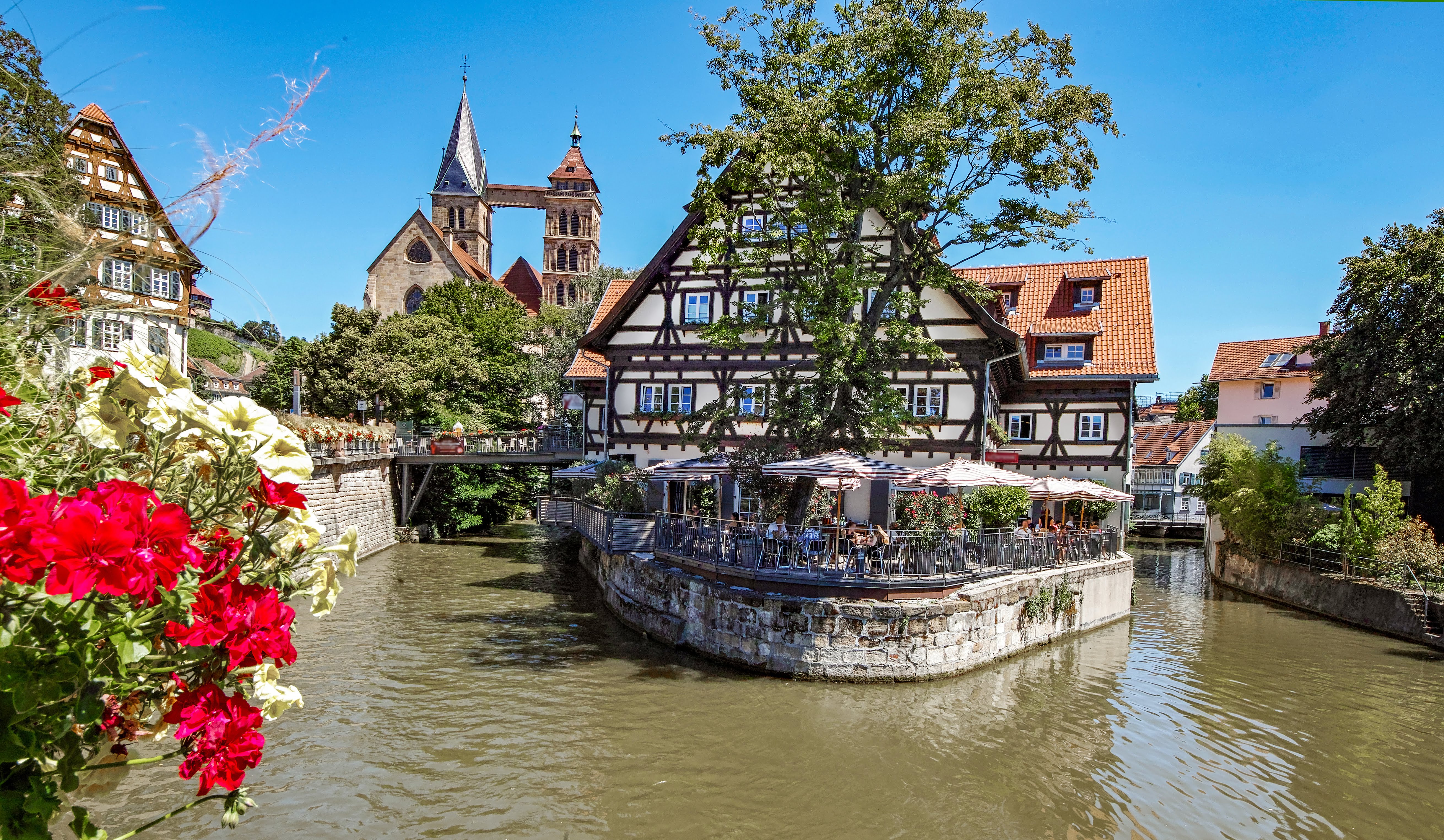 Ansicht der Stadt Esslingen mit Fluss und Fachwerkhäusern