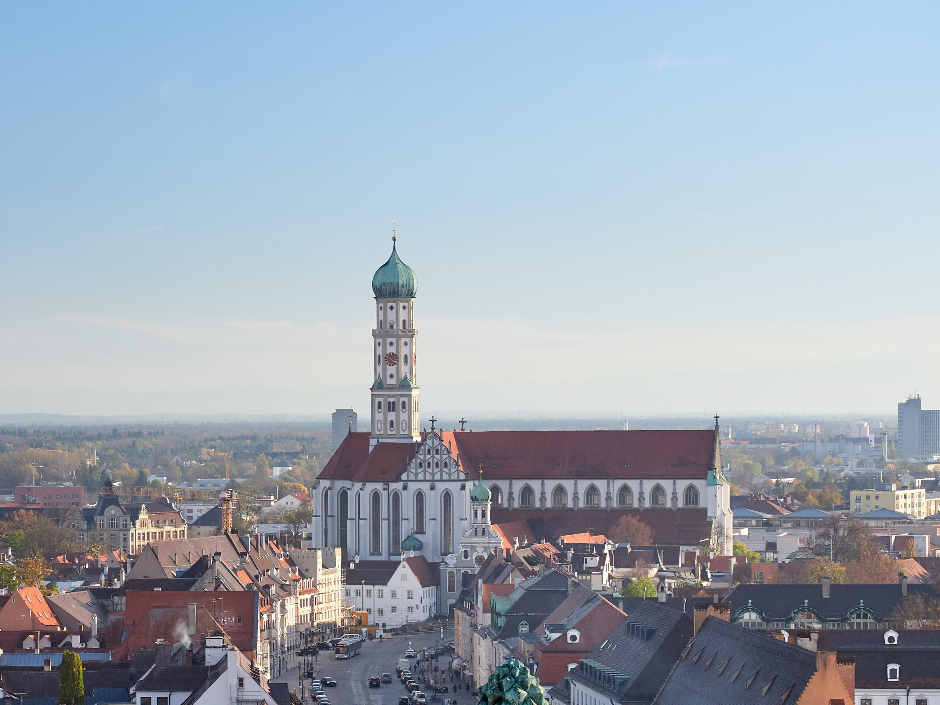 Ansicht der Stadt Augsburg mit der Sehenswürdigkeit St. Ulrich und Afra 
