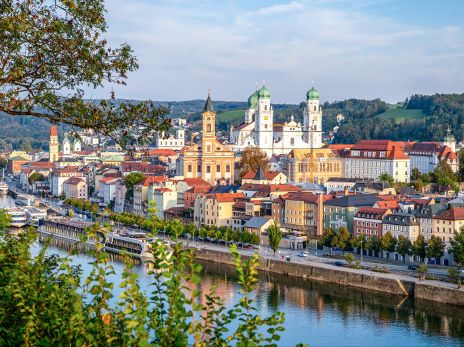 Ansicht der Stadt Passau vom Fluss aus 