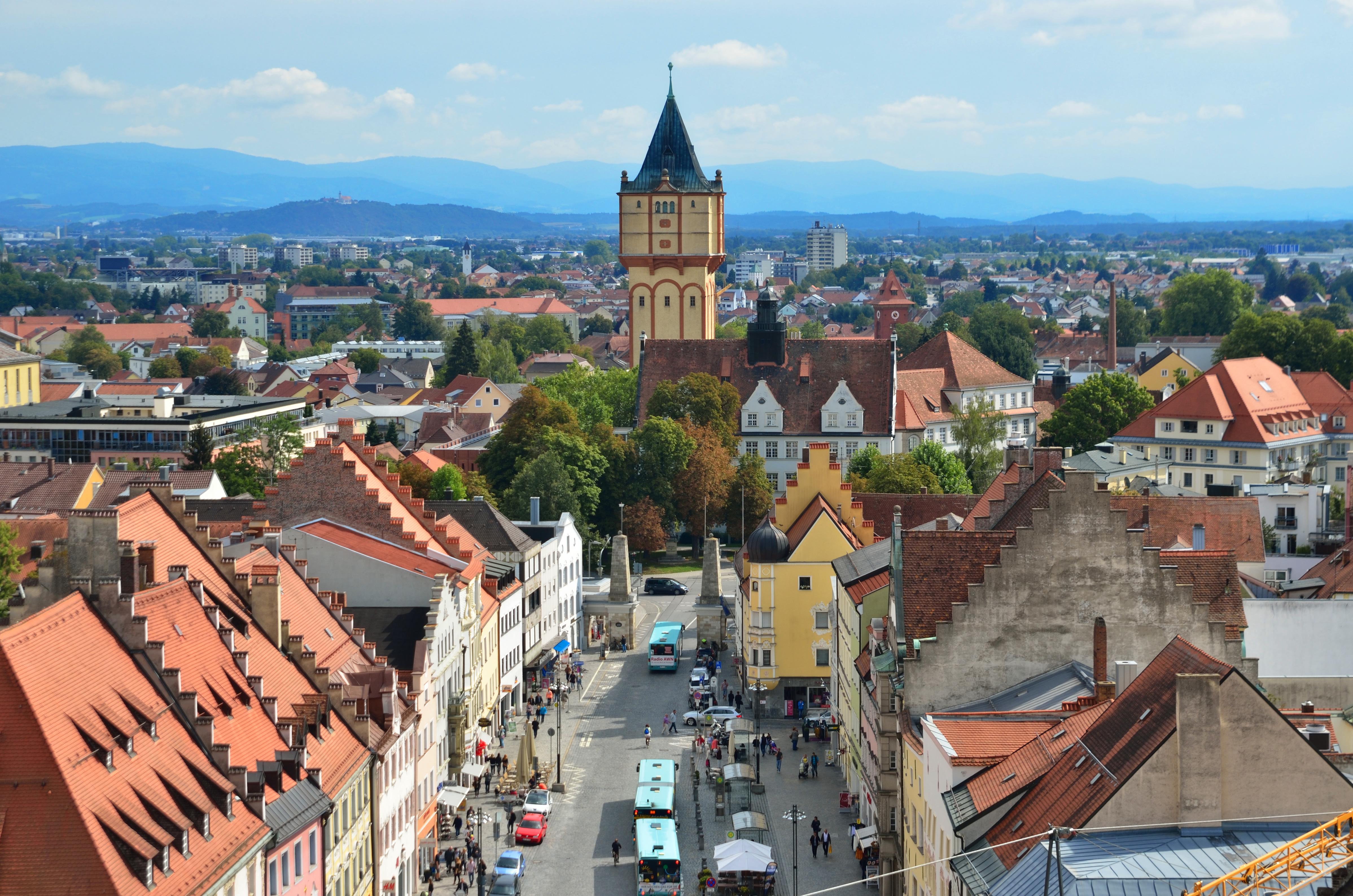 Bus mieten Straubing - Ansicht von Straße, Häusern und Kirche von oben