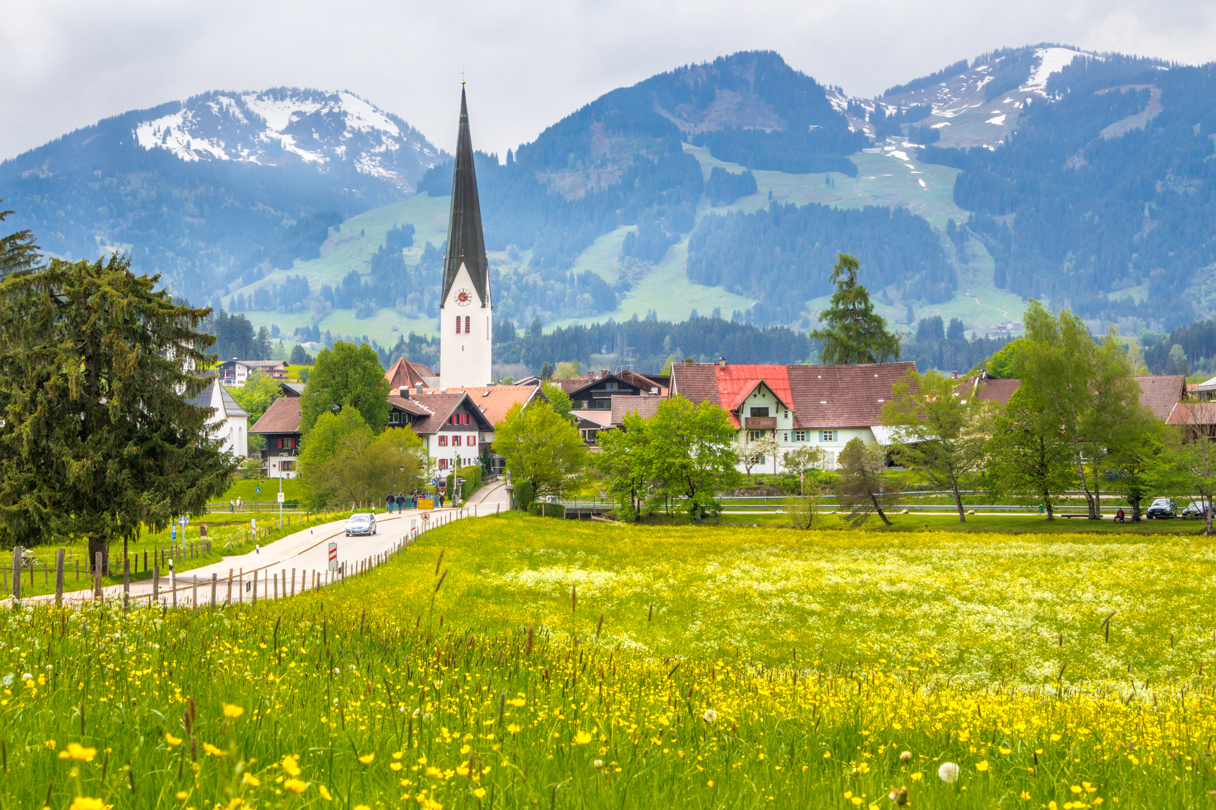 Ausflugsziele - Ansicht Dorf im Allgäu mit Wiese und Berglanscha
