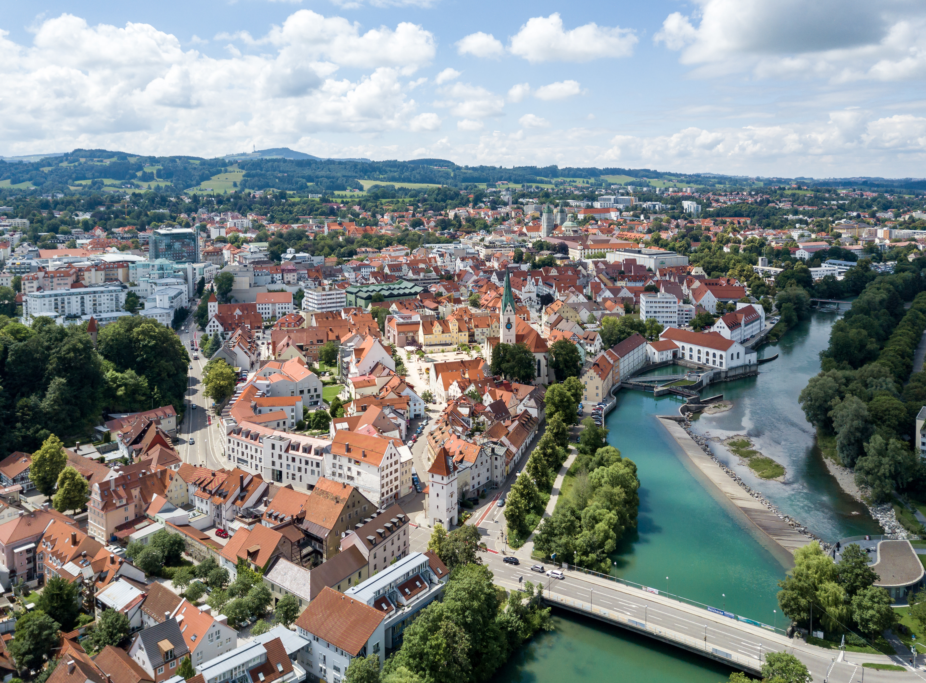 Ansicht der Stadt Kempten von oben mit dem Fluss Iller  