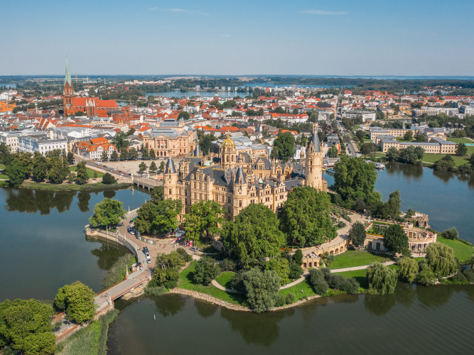 Ansicht der Stadt Schwerin mit Schloss und See